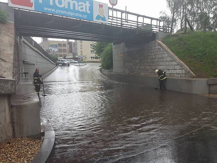 POD ŽELEZNIČNÍM mostem v Náchodě by se v sobotu mohlo plavat. Místní dobrovolní hasiči vodu odčerpali.