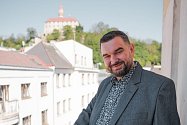 Tomáš Magnusek oficiálně oznámil svou kandidaturu do Senátu PČR ve svém rodnémNáchodě 9. května 2024.