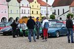 Sraz majitelů vozů značky Porsche z Classic Porsche Clubu před novoměstským zámkem. 