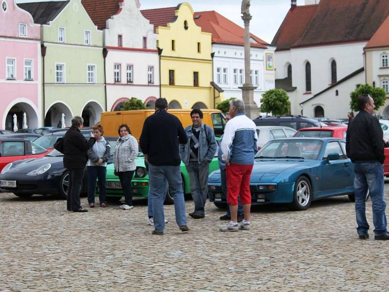 Sraz majitelů vozů značky Porsche z Classic Porsche Clubu před novoměstským zámkem. 