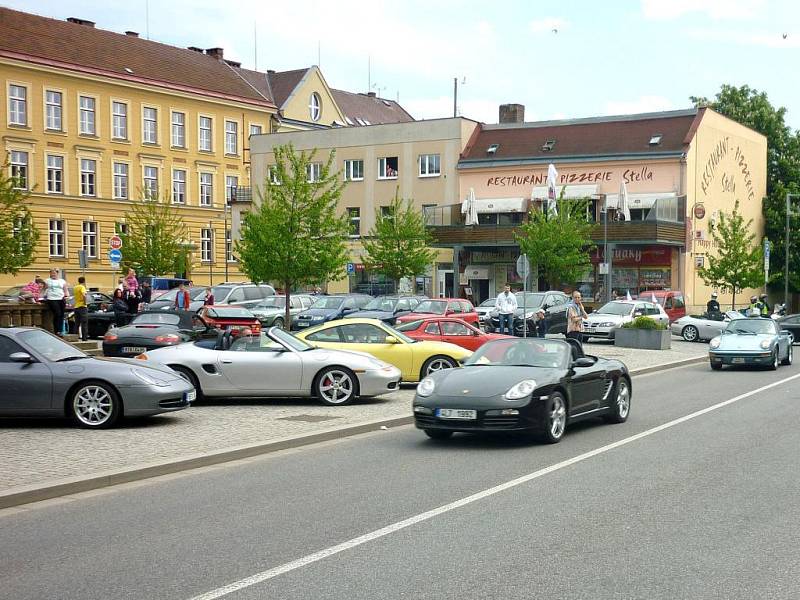 TŘI DESÍTKY automobilů Porsche brázdily o víkendu náchodským regionem. Zastavily se i na hronovském náměstí.