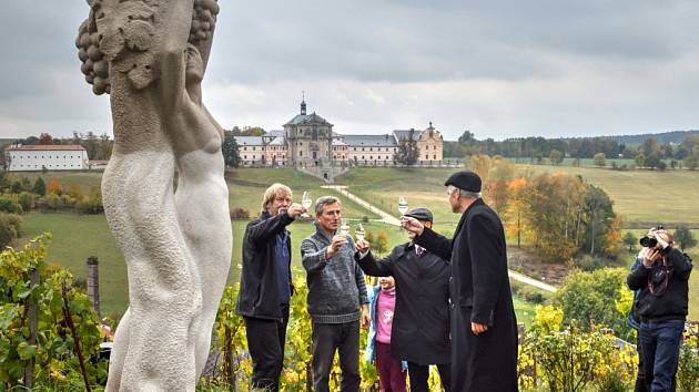 SOCHA KUKSKÉ BOHYNĚ VÍNA byla v pátek slavnostně odhalena v Kuksu na vinohradu Stanislava Rudolfského. Skulptura zachycuje ženu v rotačním pohybu s kmenem révy a s hroznem nad hlavou, k němuž vzhlíží. Autorem díla je sochař Petr Novák z Jaroměře.