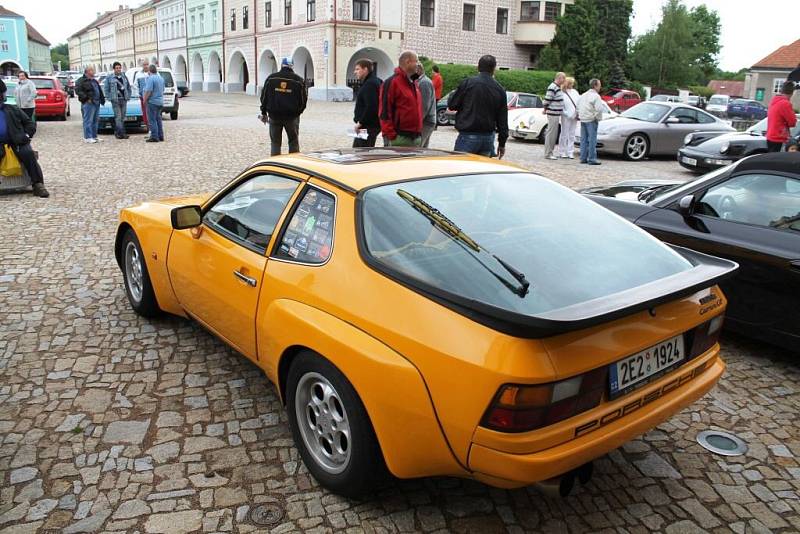 Sraz majitelů vozů značky Porsche z Classic Porsche Clubu před novoměstským zámkem. 