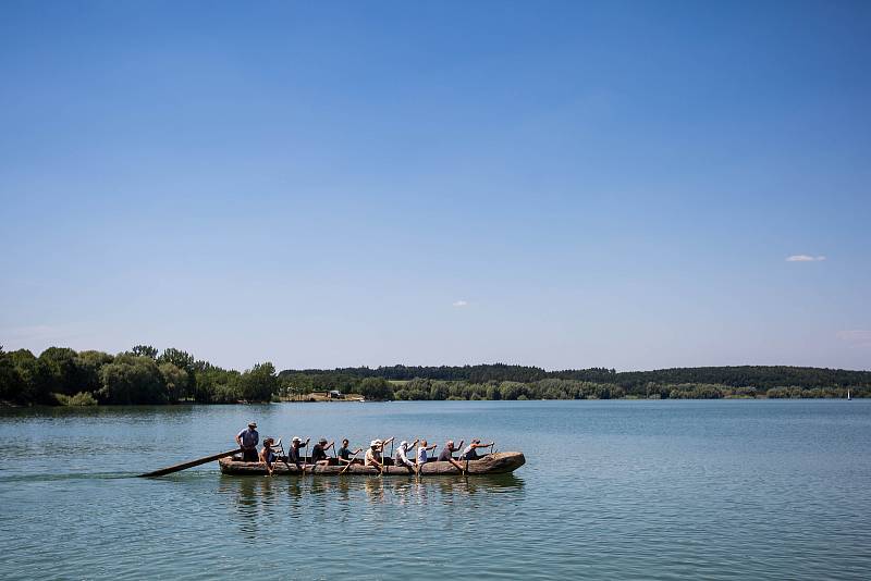 Úpravy člunu, zkouška jeho jízdních vlastností, fyzická příprava, noční plavba či plavba na vytrvalost. To vše čeká v těchto dnech účastníky soustředění expedice Monoxylon III, které včera začalo na vodní nádrži Rozkoš u České Skalice.