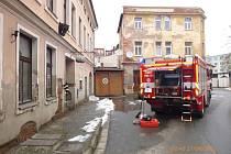 Profesionální a dobrovolní hasiči z Broumova zajistili v Tyršově ulici technickou pomoc při vodovodní havárii po prasknutí stoupačky.