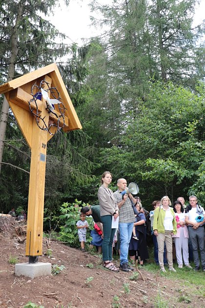 Na kopci Šibeník nad Novým Hrádkem byla v sobotu 25. června odhalena a posvěcena nová křížová cesta.