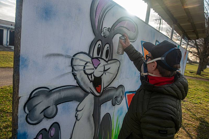Sprejeři v Novém Městě nad Metují nastříkali na plakátovací plochy velikonoční motivy, aby odlehčily již tak tíživou atmosféru omezení pohybu.