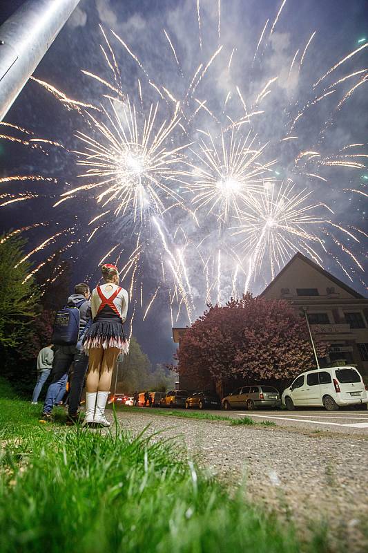 Po dvou letech mohli v Novém Městě uctít  památky padlých ve světových válkách lampionovým průvodem a ohňostrojem.