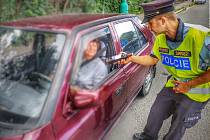 Při dopravně bezpečnostní akci „Řídím, piju nealko pivo“ se policisté v Jaroměři přesvědčovali, zda je to pravda. Výsledky je mohly potěšit - řidičům všech zastavených vozidel ukázala dechová zkouška negativní výsledek.