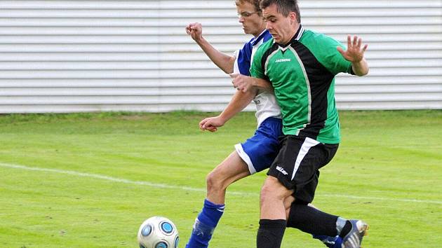 Prestižní okresní derby mezi Velkým Poříčím (k objektivu) a Hronovem vyhrálo domácí Velké Poříčí 3:0.