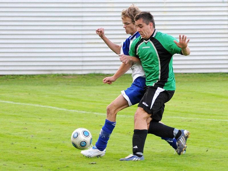 Prestižní okresní derby mezi Velkým Poříčím (k objektivu) a Hronovem vyhrálo domácí Velké Poříčí 3:0.