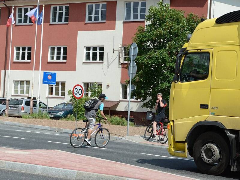 Nebezpečné křížení cyklostezky s mezinárodní silnicí u bývalého hraničního přechodu v Náchodě-Bělovsi..