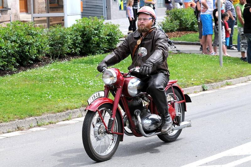 MOTOSRAZ NA BROĎÁKU byl přehlídkou motocyklů všech kubatur a různého stáří.