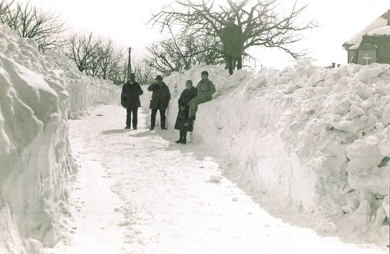 Novoroční vycházka ve sněhové nadílce roku 1941.