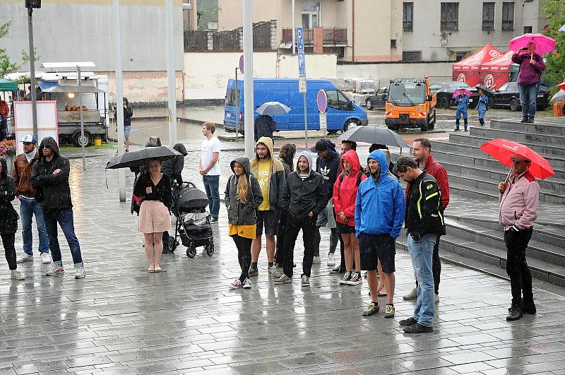 Slavnostní zahájení Jiráskova Hronova bylo kvůli dešti komorní. Součástí sobotního programu byla vernisáž výstavy v Čapkově mlýně - Papírně.