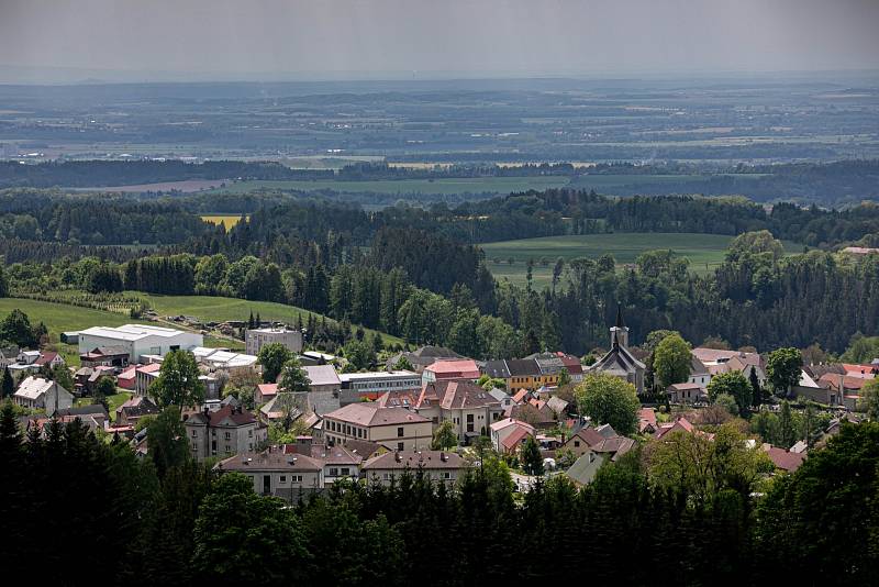 Rozhledna na Šibeníku u Nového Hrádku je  zapsána v České knize rekordů jako první rozhledna vybudovaná z přestavěné větrné elektrárny.