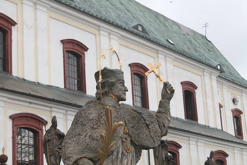 Vyražené okno se roztříštilo na dlažbě broumovského klášterního kostela sv. Vojtěcha.