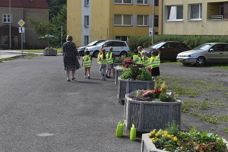 Předškoláci z MŠ Meziměstí adoptovali hned dva květináče – v jednom děti pěstují bylinky a v druhém je okrasná Pohádková zahrádka.