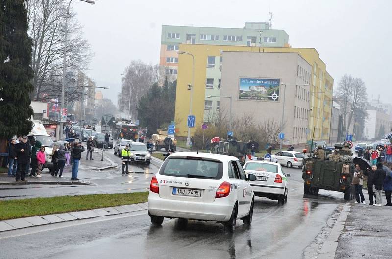 Průjezd konvoje americké armády Náchodem.