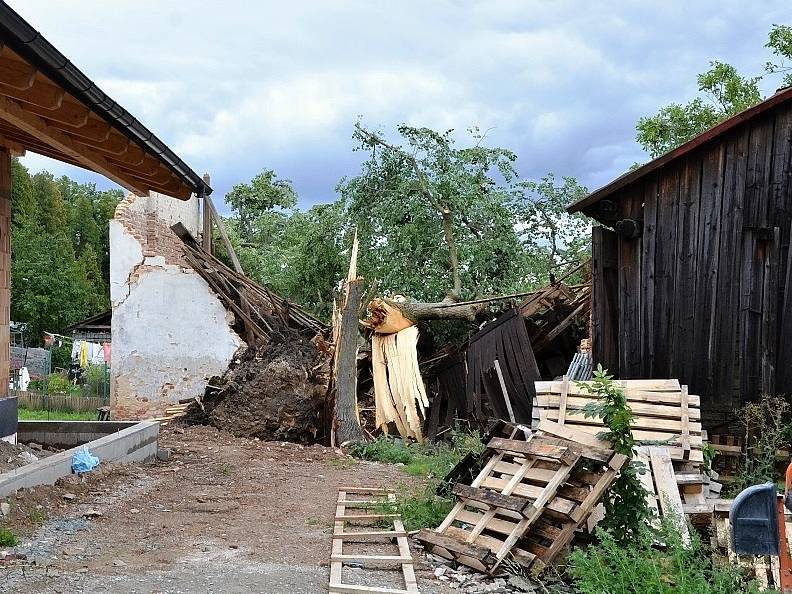 Vítr zlomil lípu, ta rozpůlila stodolu