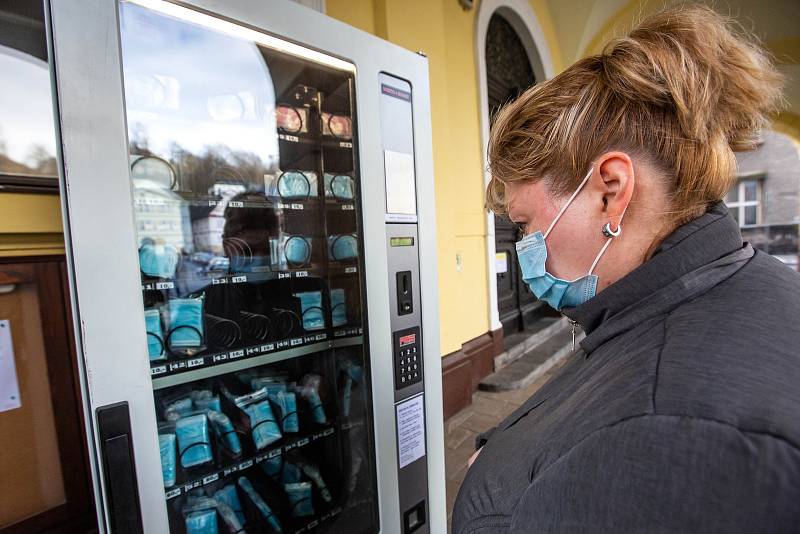 Automat na roušky u městského úřadu v Náchodě. Takzvaný rouškomat je v permanenci.