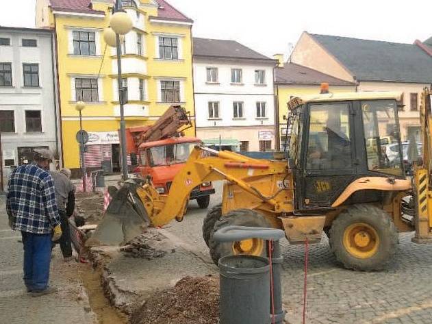 Na polickém náměstí jsou v současné době v plném proudu stavební práce.