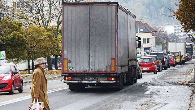 Někteří chodci se valících se aut na Pražské ulici bojí.