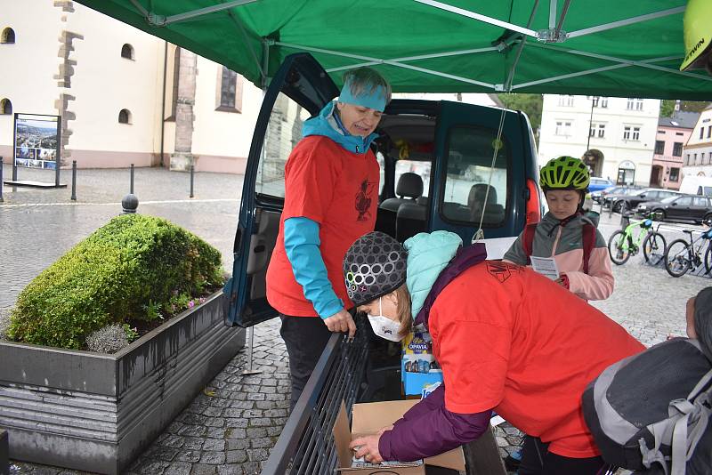 Navzdory deštivému počasí vyrazili v sobotu na legendární pochod Václavice - Havlovice desítky výletníků. V Náchodě a Václavicích jich odstartovalo 148, ale jak přestávalo pršet, tak se postupně přidávali další do cíle v Havlovicích nakonec dorazilo kolem