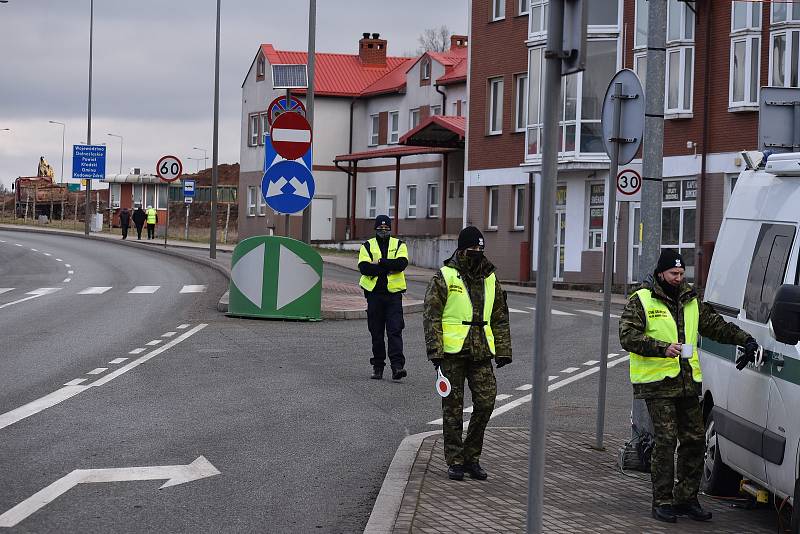 Přechod v Náchodě-Bělovsi hlídala polská hraniční stráž a policie.