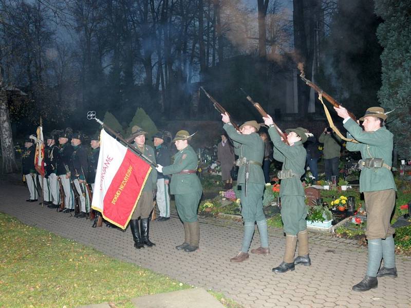 V Polici nad Metují uctili památku padlým představitelé města, příslušníci ostrostřelecké gardy a příznivci vojenské historie z TS20 Pláň.