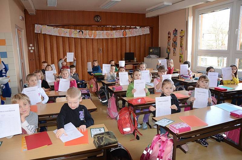 Své první vysvědčení dostali i žáci 1.A Základní školy Komenského v Náchodě.  