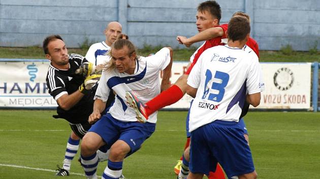 MLÝNICE před náchodskou brankou v sobotním divizním derby se Dvorem Králové.