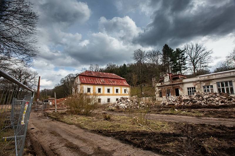 Zbourané lázbě Běloves v Náchodě