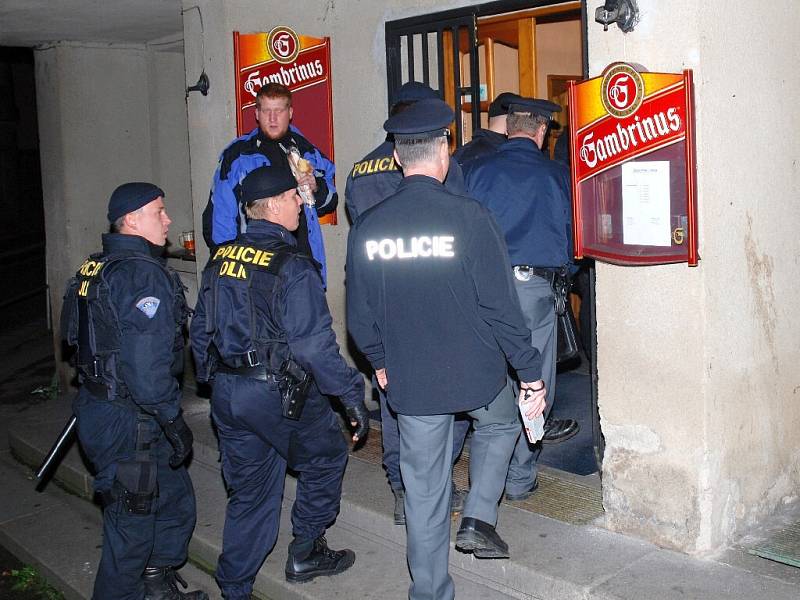 Pořádková jednotka Policie ČR se chystá na kontrolu restaurace v České Skalici.