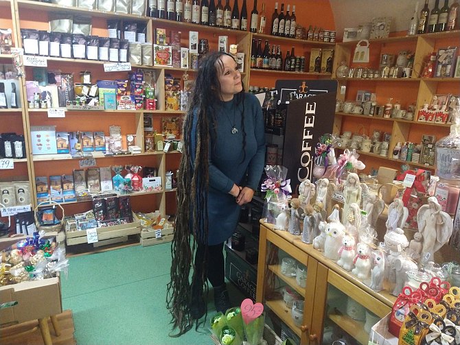Jiřina Kocichová, podnikatelka z Velkého Třebešova, má na hlavě dredy dlouhé až 172 cm, přičemž délka vlasů od temene hlavy měří 191 cm.