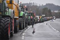 Na šest desítek traktorů z celého Náchodska ve čtvrtek dopoledne zamířilo na hraniční přechod v Bělovsi, kde se konal protest farmářů nespokojených se zemědělskou politikou EU.