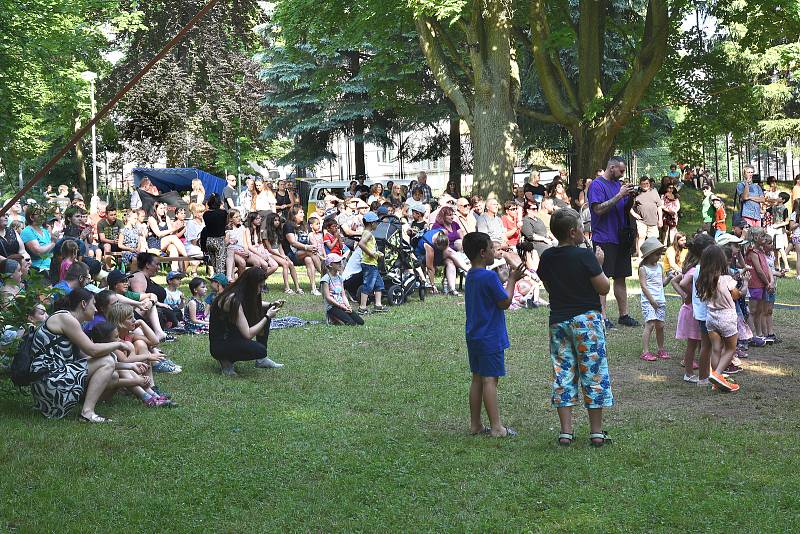 Při příležitosti křtu dětského alba a malovaného zpěvníku Písničky z broumovského dolíku proběhl velký veřejný koncert v parku Dětské hřiště Broumov. Zazněly zde všechny písně z autorského alba Evy Kroupové pod taktovkou a s aranžemi Štěpána Přibyla.