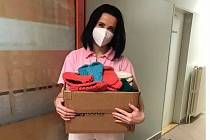 Lidé vyslyšeli výzvu a darovali pacientům náchodské nemocnice okolo 700 párů ponožek.