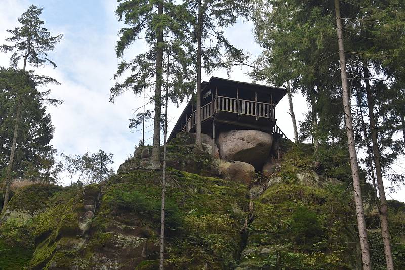 Na dvou místech u turistické Pánovy cesty v Polických stěnách se se souhlasem Správy CHKO Broumovska měnila podoba skal. Ty překážely bezeškodnému vyvezení vytěženého kůrovcového dřeva, tak musely ustoupit technice.