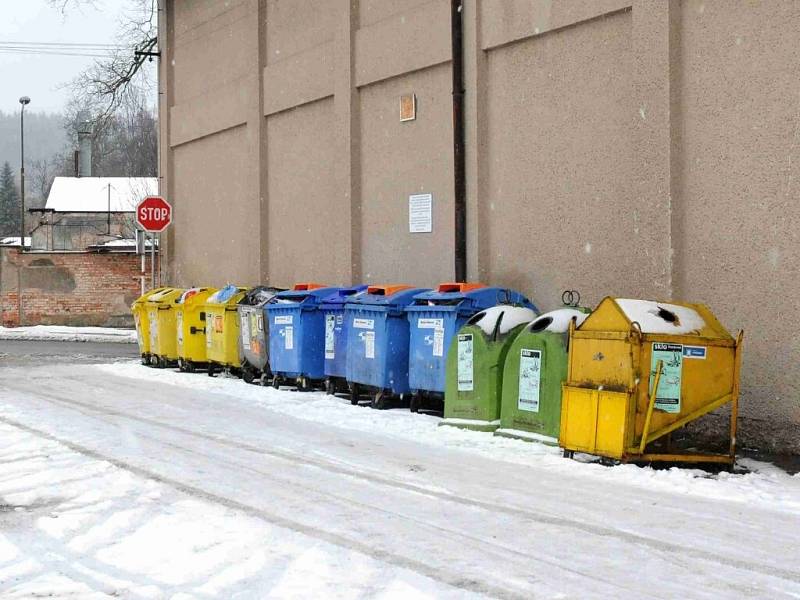 Město Hronov se neustále potýká s nepořádkem a ukládáním nevhodného odpadu u kontejnerů na tříděný odpad.