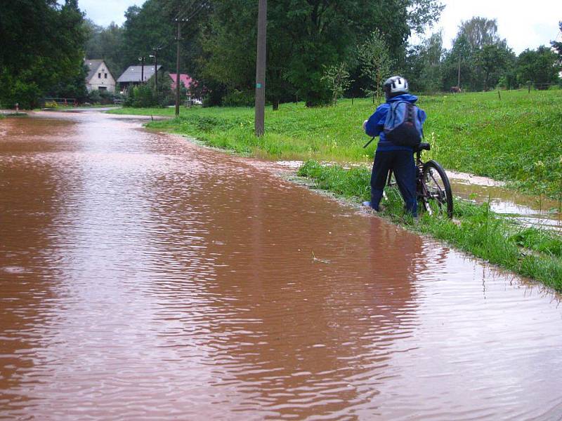 V úterý 31. srpna navečer se Stěnava na Broumovsku vylila ze svého koryta.