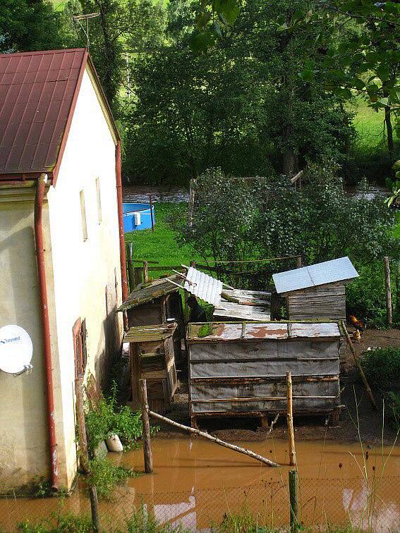 V úterý 31. srpna navečer se Stěnava na Broumovsku vylila ze svého koryta.