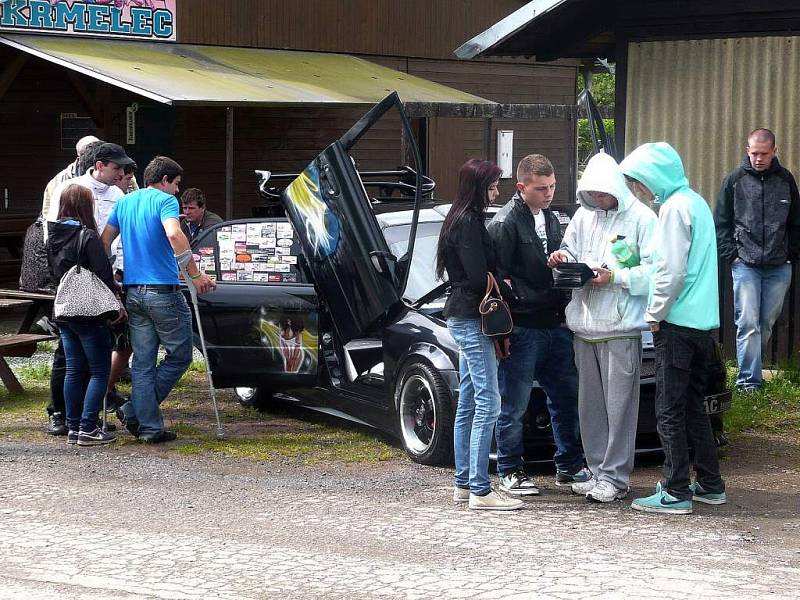 NABLÝSKANÉ POVOZY přilákaly fandy či jen tak zvídavé diváky už na 12. ročníku tradičního tuningového srazu. 