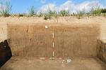 Archeologové z hradecké univerzity objevili unikátní pravěké areály aktivit, nalezli i vzácnou dvoukomorovou pec.