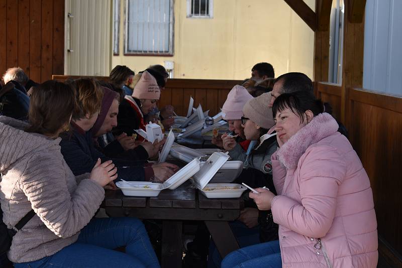 Město Náchod v úterý odpoledne pro 52 uvízlých Ukrajinců zajistilo na dopravním hřišti v Bělovsi jídlo, pití a sociální zázemí, aby se mohli dát do pořádku.