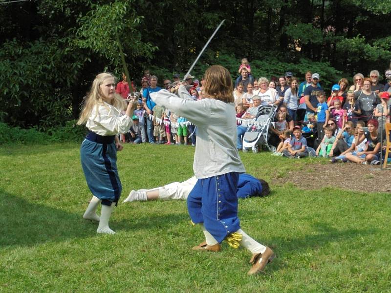 Simona Hanzlová se věnuje historickému šermu a historii. V současné době působí u Historického spolku Antares z Náchoda, který se zabývá reprodukcí historického šermu převážně z období pozdní gotiky.