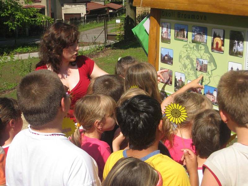 Slavnostní otevírání naučné stezky v Naší zahradě 2007 v Broumově.