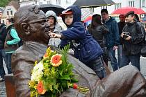 V neděli 11. května ve 13 hodin na náchodském Masarykově náměstí slavnostně odhalili sochu Josefa Škvoreckého.