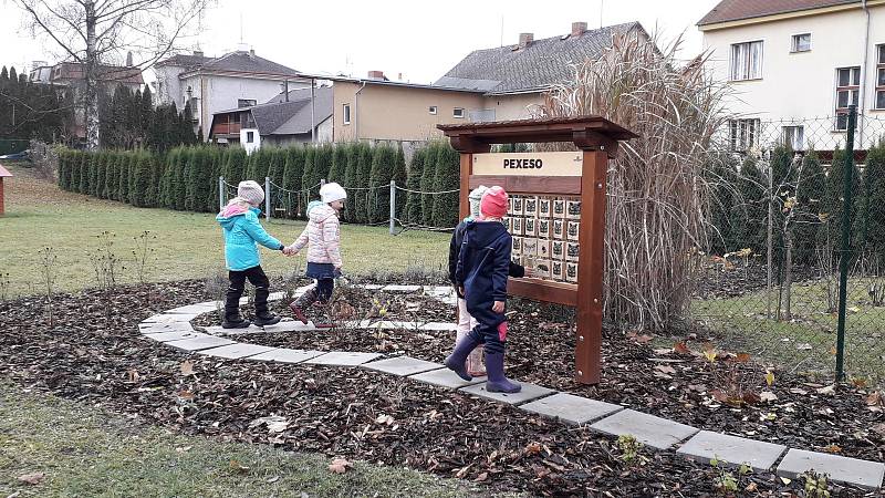 Zahrada u červenokostelecké školky prokoukla.