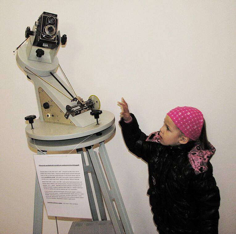 Z výstavy astronomických snímků, která je doplněná o dalekohledy.